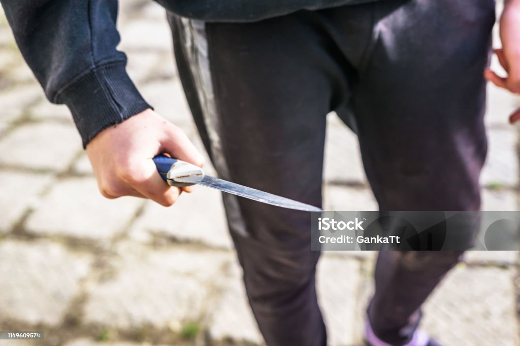 «Adolescenza violenta e scuola: un'analisi drammatica»